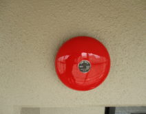 非常ベル・消火器：赤色塗料の写真